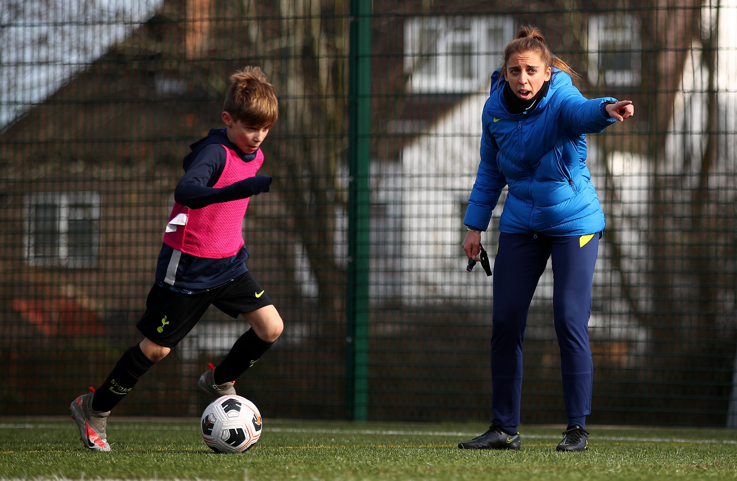 Sesión de entrenamiento del programa English & Football with Tottenham Hotspur
