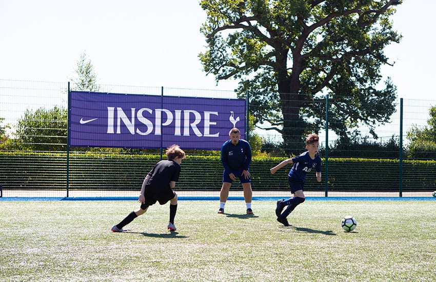 Ejercicio de pase y control con entrenadores FA y UEFA